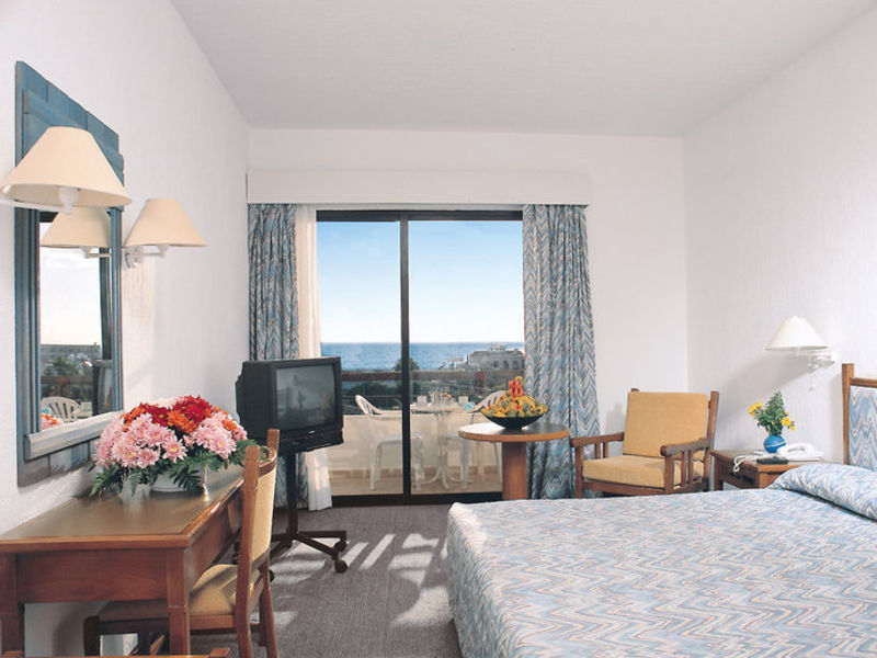 Paphos Gardens, Hotel
