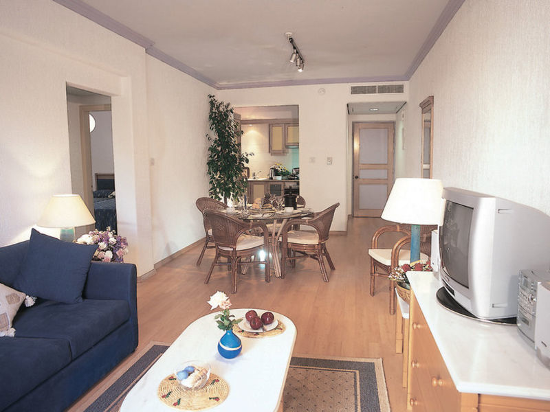 Paphos Gardens, Hotel