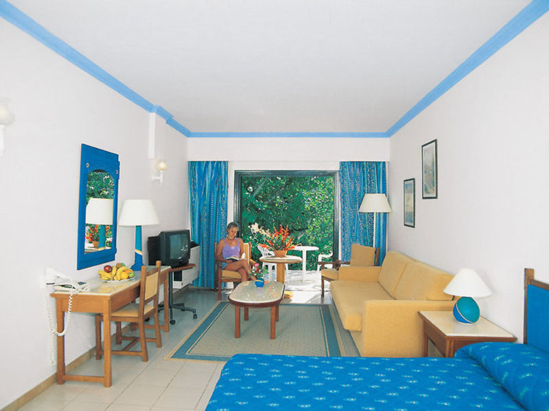 Paphos Gardens, Hotel