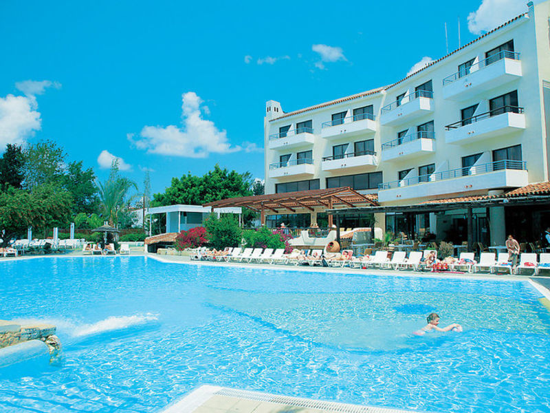 Paphos Gardens, Hotel