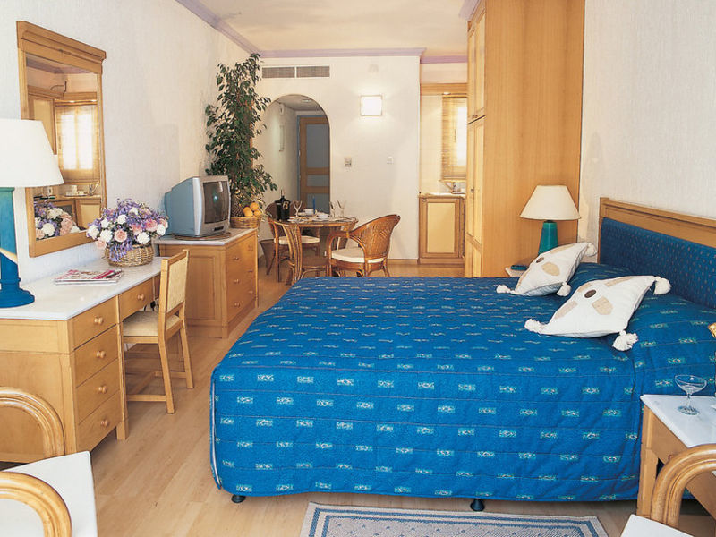 Paphos Gardens, Hotel