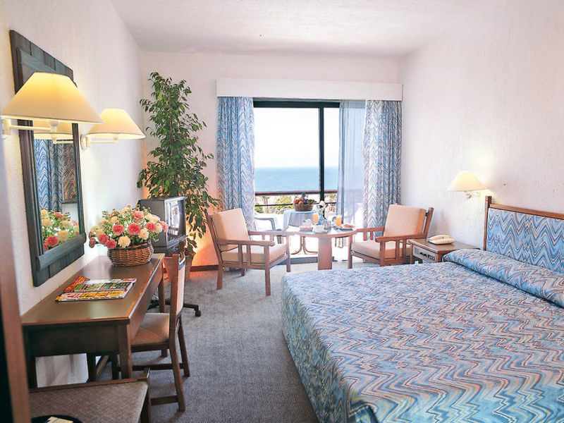 Paphos Gardens, Hotel