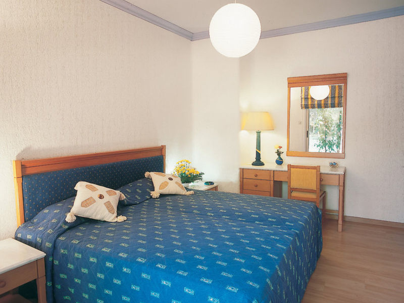 Paphos Gardens, Hotel