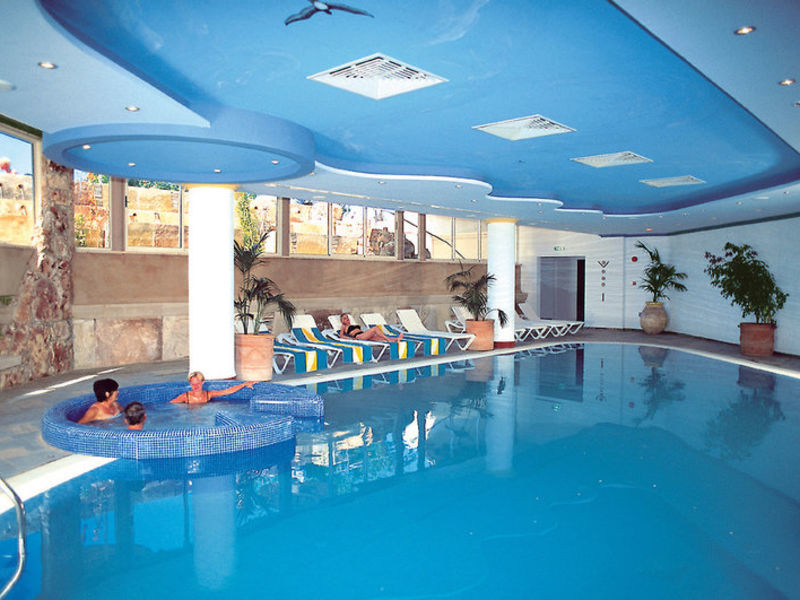 Paphos Gardens, Hotel