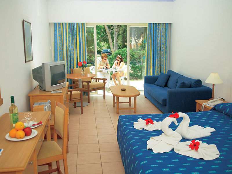 Paphos Gardens, St. +App.