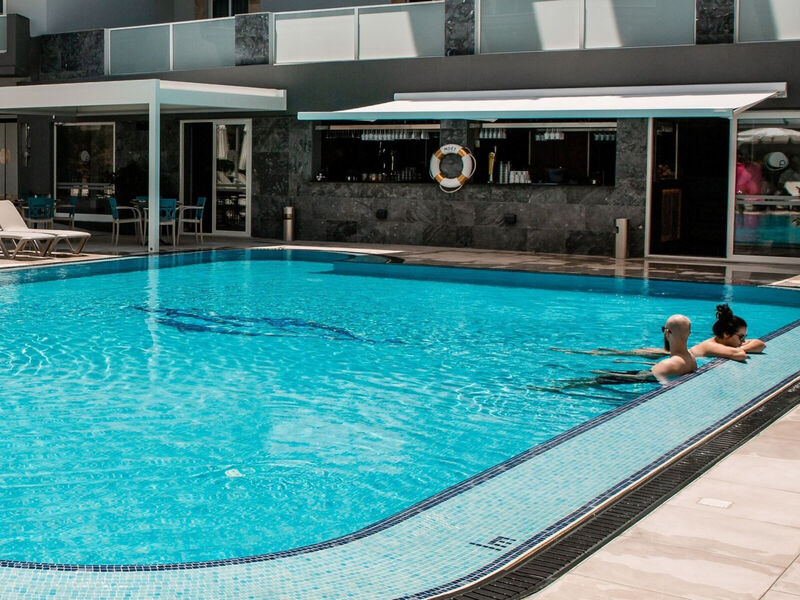 Pebbles Resort / Bora Bora Ibiza-Malta Resort