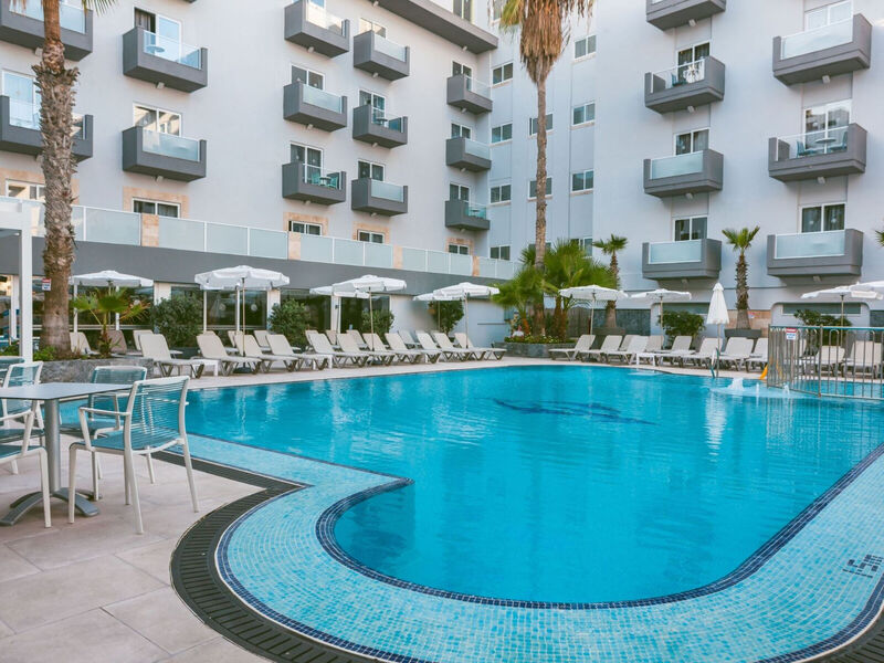 Pebbles Resort / Bora Bora Ibiza-Malta Resort