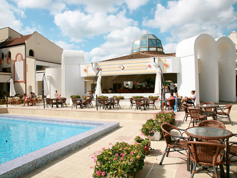 Pelican, Hotel