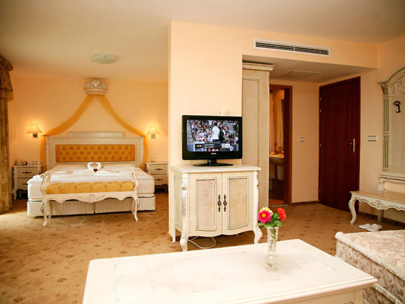 Pelican, Hotel