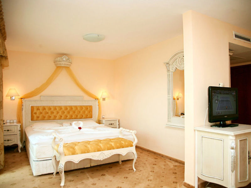 Pelican, Hotel