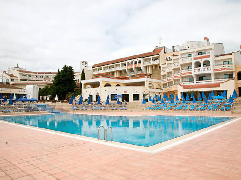 Pelican, Hotel