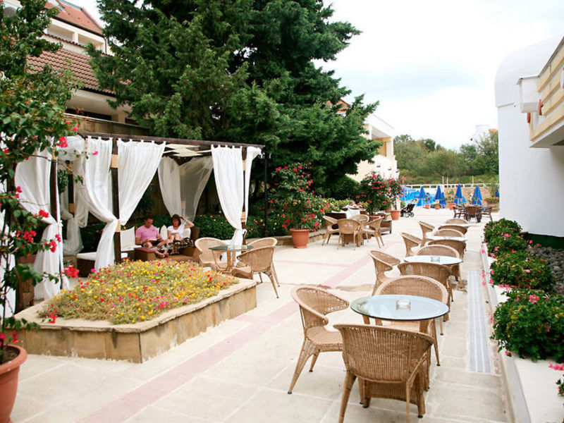 Pelican, Hotel