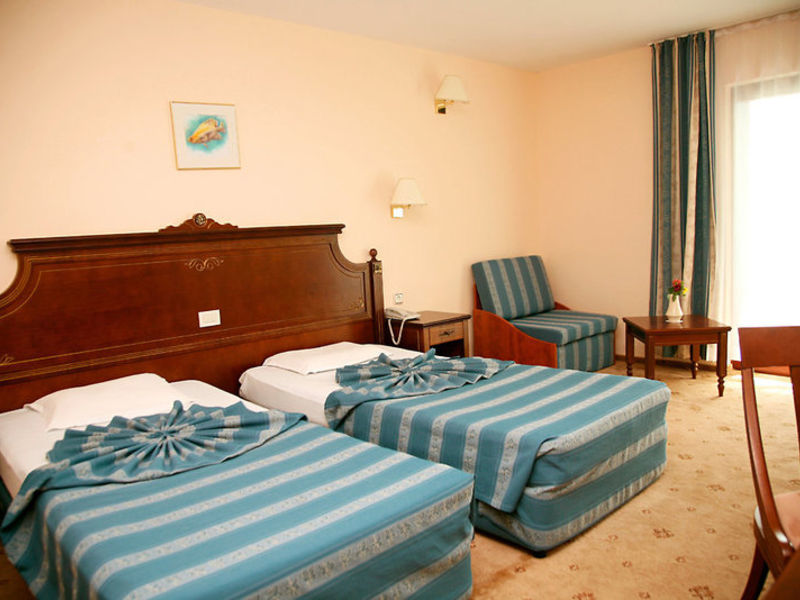 Pelican, Hotel
