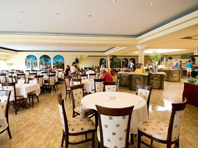 Pelican, Hotel
