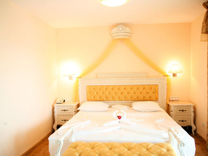 Pelican, Hotel