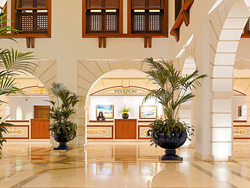 Pine Cliffs Residence