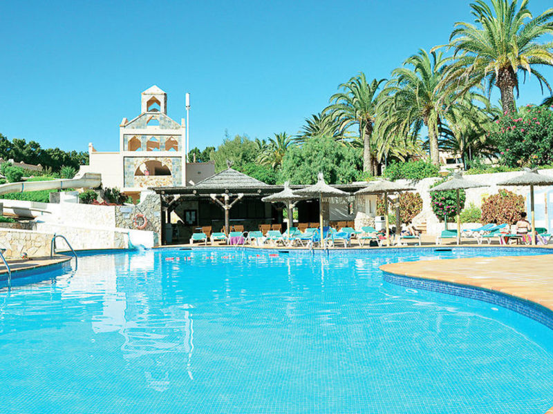Monica Beach, Hotel