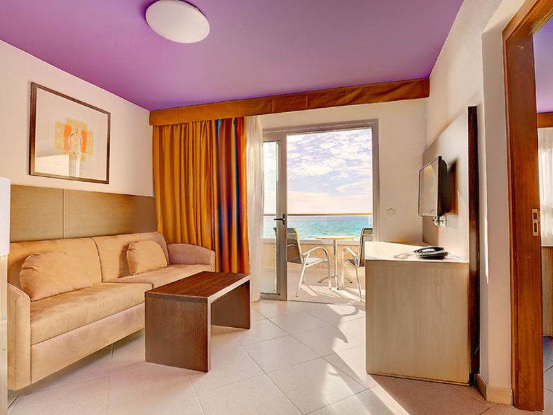 Monica Beach, Hotel