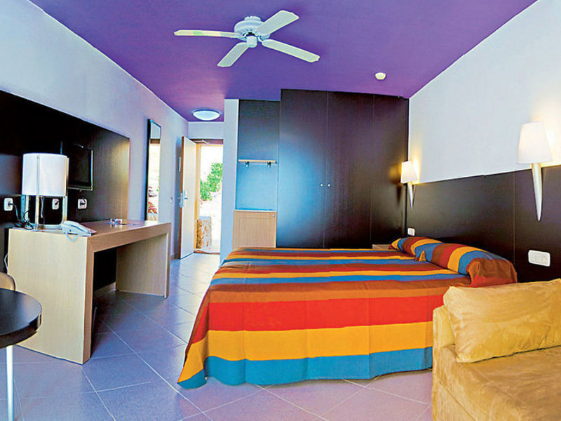 Monica Beach, Hotel