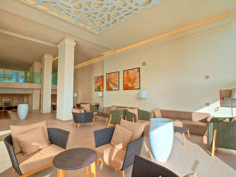 Monica Beach, Hotel