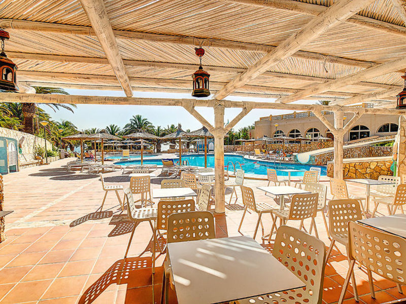 Monica Beach, Hotel