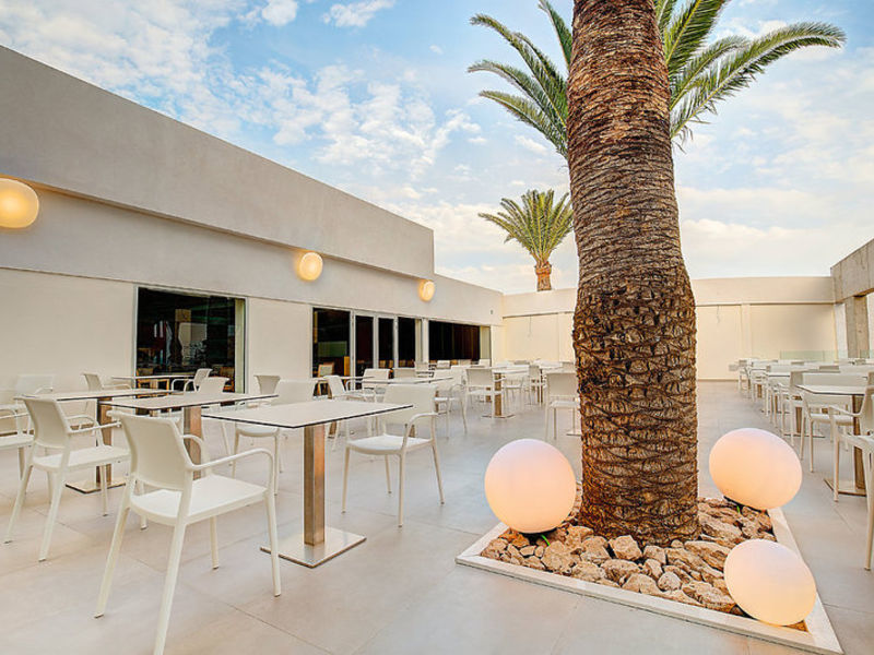 Monica Beach, Hotel