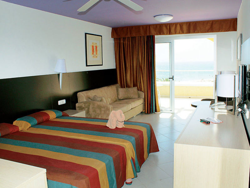Monica Beach, Hotel