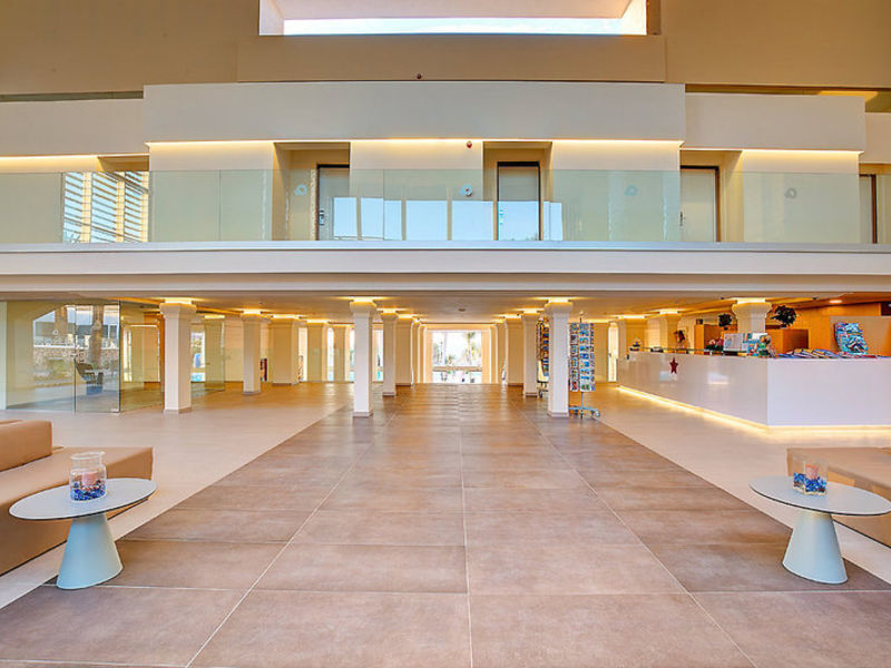 Monica Beach, Hotel