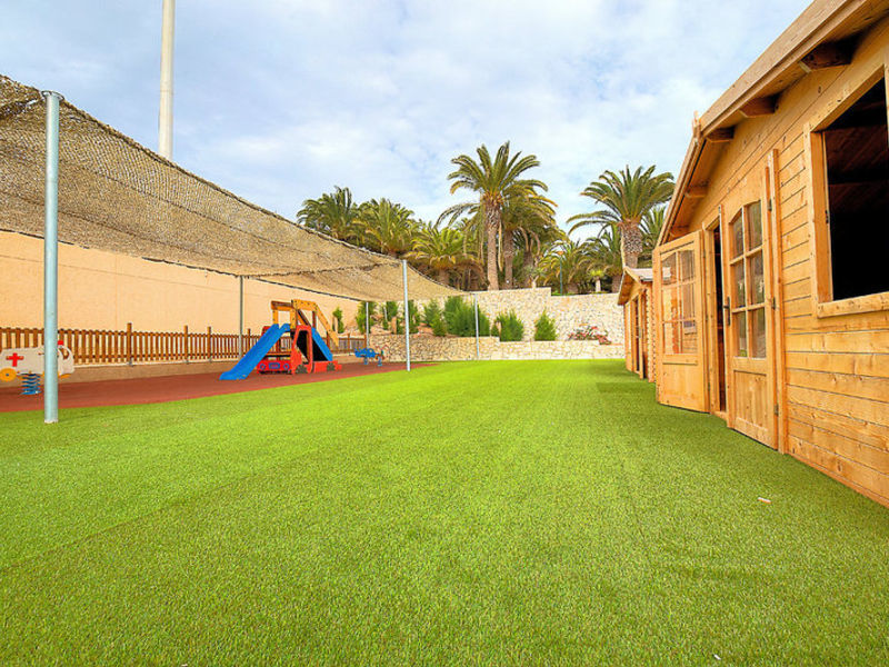 Monica Beach, Hotel