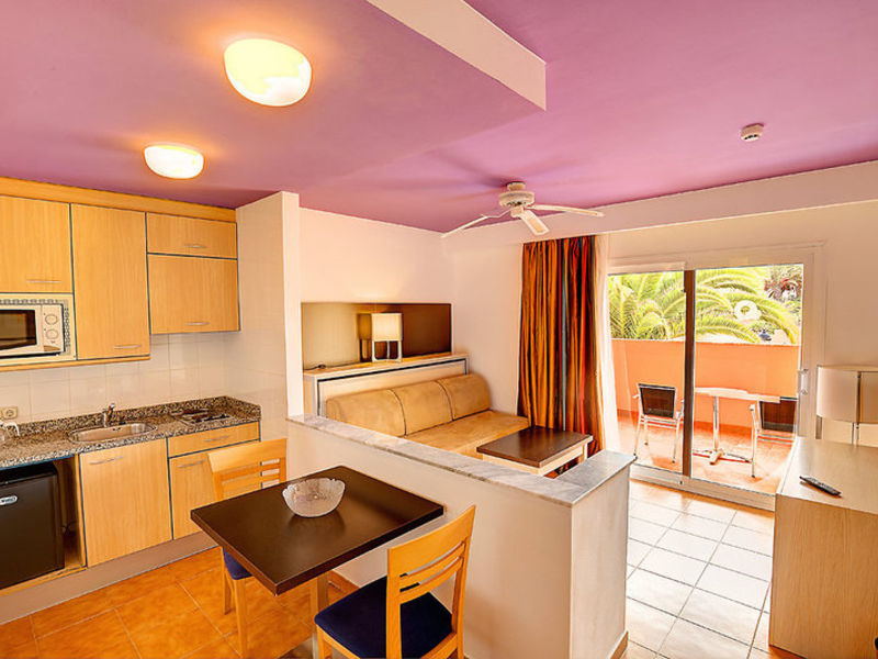 Monica Beach, Hotel