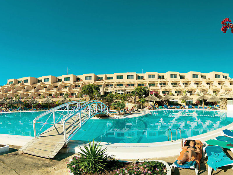 Monica Beach, Hotel