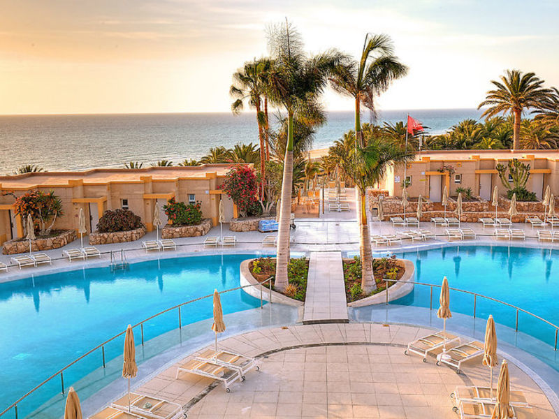 Monica Beach, Hotel