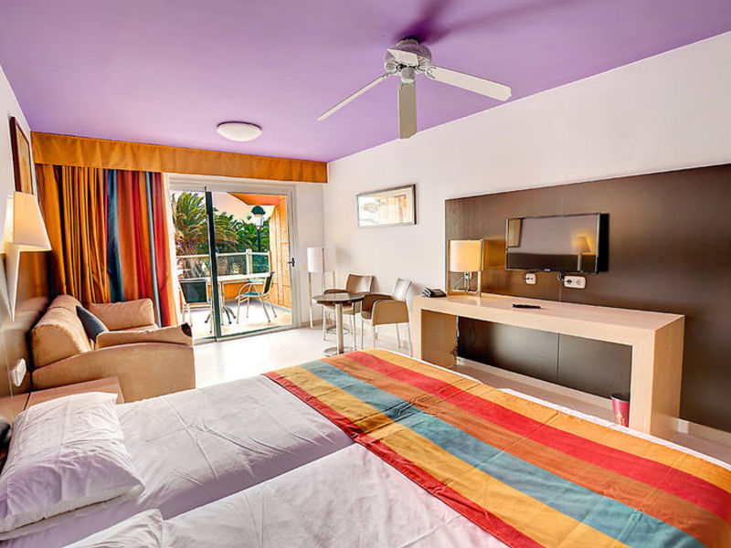 Monica Beach, Hotel