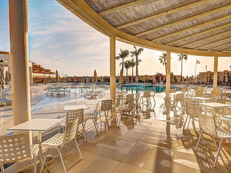 Monica Beach, Hotel