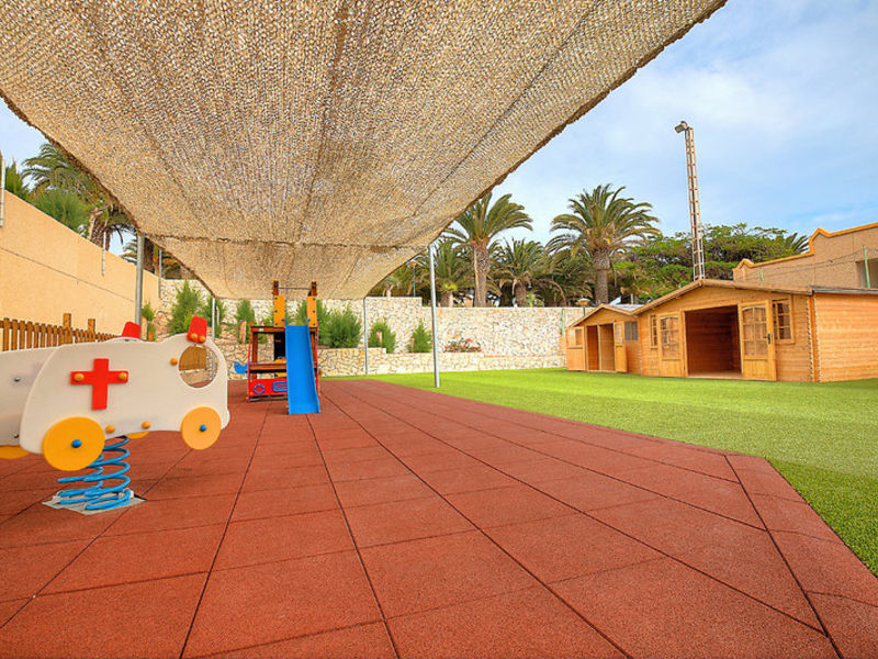 Monica Beach, Hotel