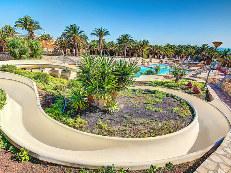 Monica Beach, Hotel