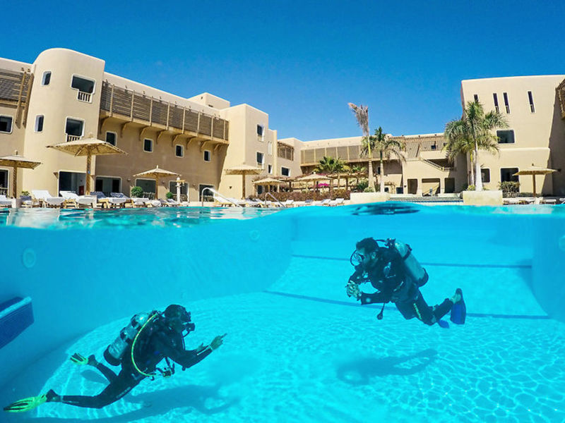 The Breakers Dive. & Surf. Lodge
