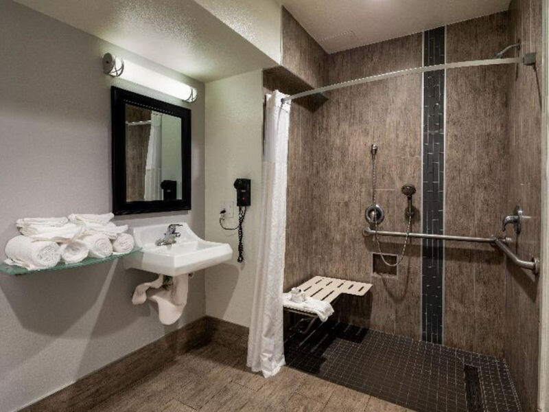 Travelodge By Wyndham Lax South