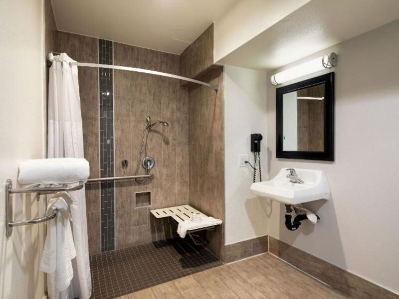 Travelodge By Wyndham Lax South