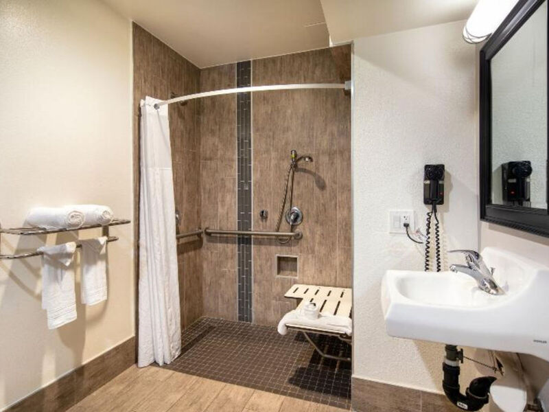 Travelodge By Wyndham Lax South