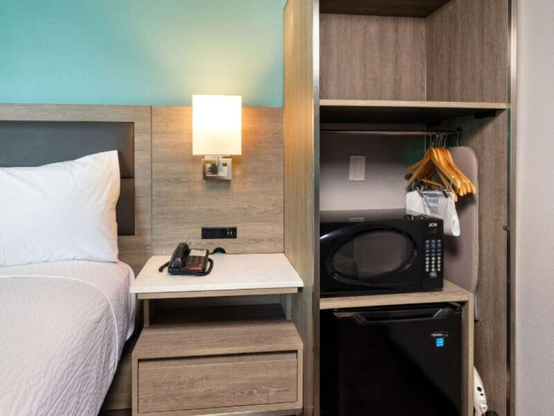 Travelodge By Wyndham Lax South