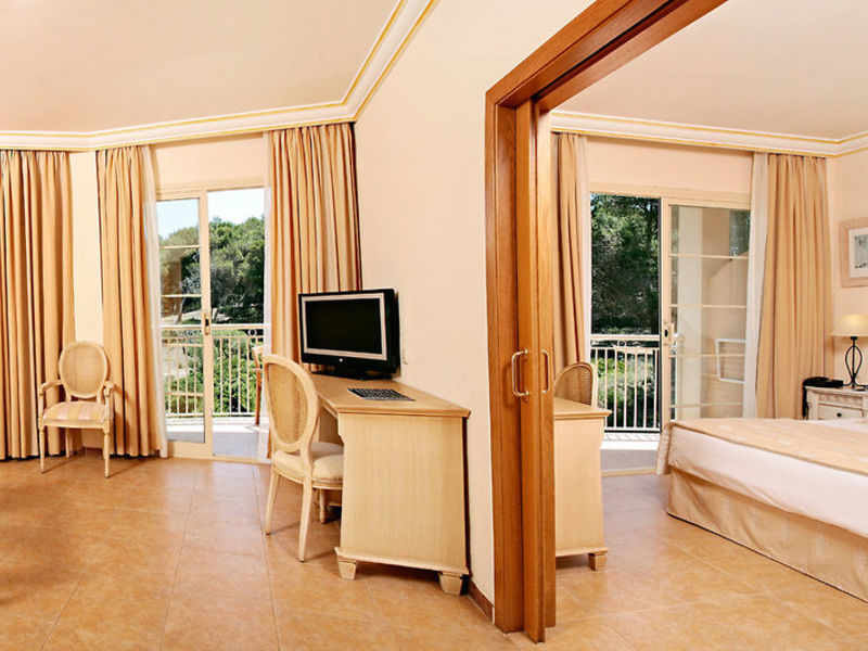 Vanity Hotel Suite