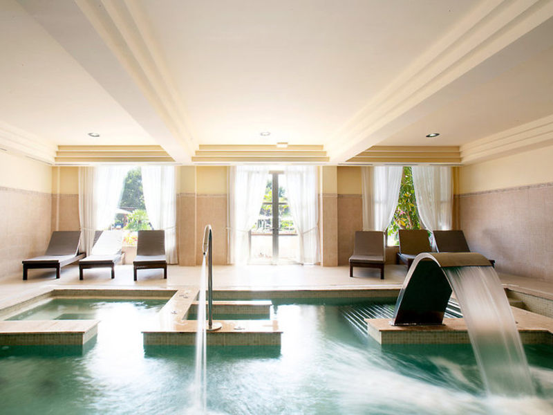 Vanity Hotel Suite