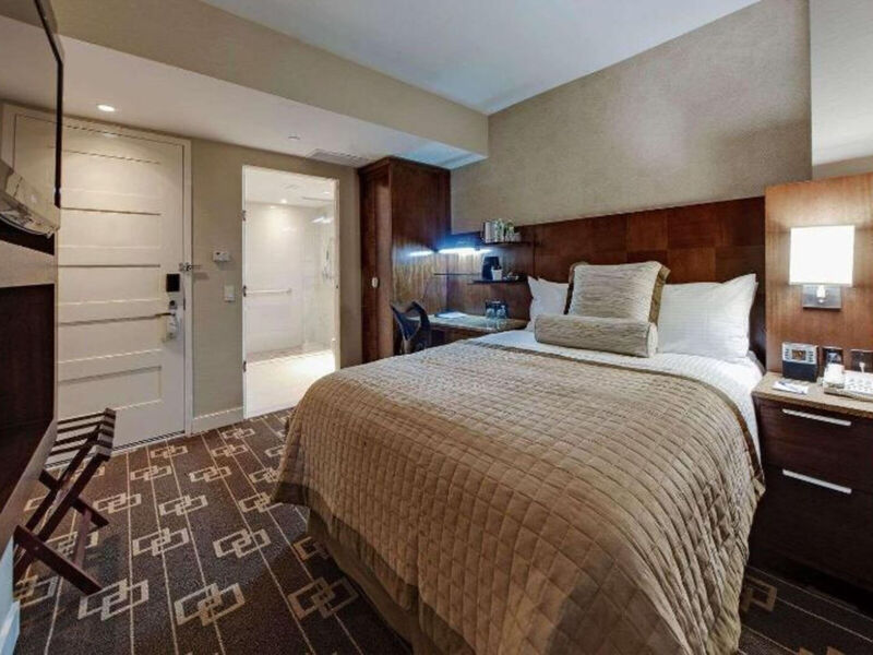 Wyndham Garden Chinatown / Soho